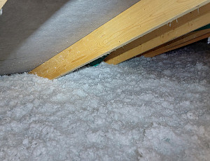 Zateplení stropu dřevostavby pomocí foukané izolace